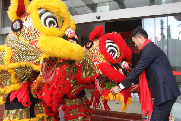 千秋偉業(yè)添錦繡 萬里鵬程展宏圖 —— 常青樹舞獅獻(xiàn)瑞賀新春，歡天喜地迎開工！